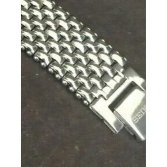 Vintage Style Seiko Quartz Mens Silver Watch & Red accents W/ Metal Strap - Picture 5 of 5